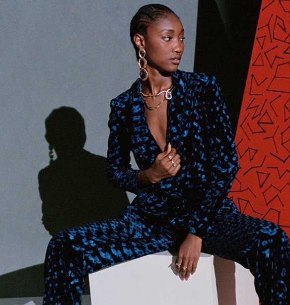 DVF | &#x397; Holiday Capsule &#x3C3;&#x3C5;&#x3BB;&#x3BB;&#x3BF;&#x3B3;&#x3AE; &#x3C0;&#x3BF;&#x3C5; &#x3B1;&#x3BE;&#x3AF;&#x3B6;&#x3B5;&#x3B9; &#x3BD;&#x3B1; &#x3AD;&#x3C7;&#x3B5;&#x3B9;&#x3C2; &#x3C3;&#x3C4;&#x3B7;&#x3BD; &#x3B3;&#x3BA;&#x3B1;&#x3C1;&#x3BD;&#x3C4;&#x3B1;&#x3C1;&#x3CC;&#x3BC;&#x3C0;&#x3B1; &#x3C3;&#x3BF;&#x3C5;
