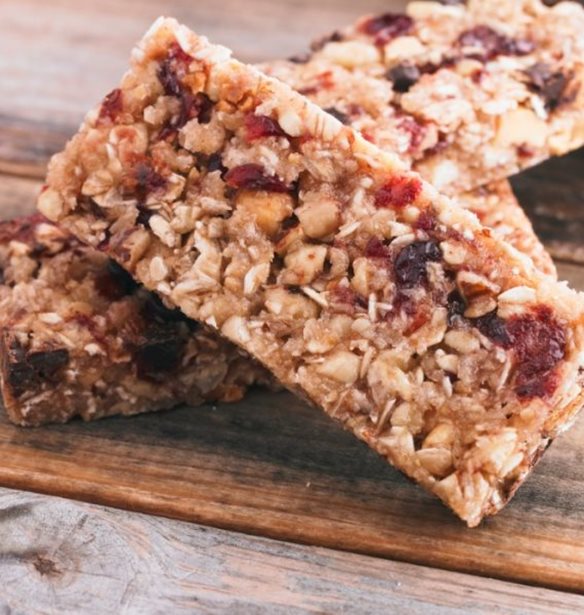 Μπάρες δημητριακών με βρώμη, κανέλα και αποξηραμένα φρούτα