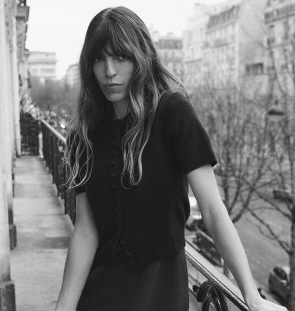&#x397; Lou Doillon &#x3C0;&#x3C1;&#x3C9;&#x3C4;&#x3B1;&#x3B3;&#x3C9;&#x3BD;&#x3B9;&#x3C3;&#x3C4;&#x3B5;&#x3AF; &#x3C3;&#x3C4;&#x3B7; &#x3BD;&#x3AD;&#x3B1; &#x3BA;&#x3B1;&#x3BC;&#x3C0;&#x3AC;&#x3BD;&#x3B9;&#x3B1; &#x3C4;&#x3B7;&#x3C2; Massimo Dutti