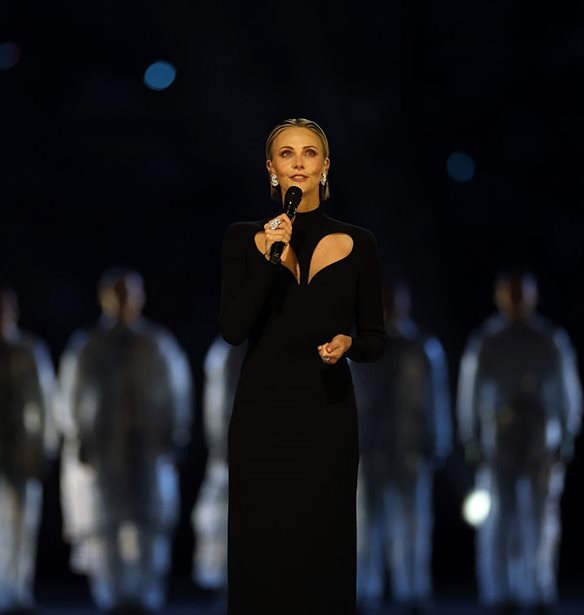 Charlize Theron | Το μήνυμα πίσω από το maxi φόρεμα που επέλεξε στην τελετή έναρξης των Χειμερινών Ολυμπιακών Αγώνων του 2026