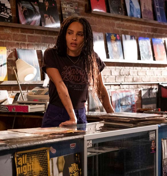 &#x397; Zo&#xEB; Kravitz &#x3B1;&#x3BA;&#x3BF;&#x3CD;&#x3B5;&#x3B9; &#x39B;&#x3AD;&#x3BD;&#x3B1; &#x3A0;&#x3BB;&#x3AC;&#x3C4;&#x3C9;&#x3BD;&#x3BF;&#x3C2; &#x3C3;&#x3C4;&#x3BF; &#x3C4;&#x3B7;&#x3BB;&#x3B5;&#x3BF;&#x3C0;&#x3C4;&#x3B9;&#x3BA;&#x3CC; High Fidelity