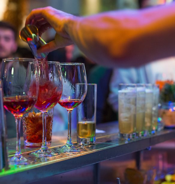 Bar Engage 2019: &#x397; &#x3B3;&#x3B9;&#x3BF;&#x3C1;&#x3C4;&#x3AE; &#x3C4;&#x3BF;&#x3C5; cocktail &#x3BA;&#x3B1;&#x3B9; &#x3C4;&#x3BF;&#x3C5; &#x3BA;&#x3B1;&#x3BB;&#x3BF;&#x3CD; &#x3C0;&#x3BF;&#x3C4;&#x3BF;&#x3CD; &#x3B5;&#x3C0;&#x3B9;&#x3C3;&#x3C4;&#x3C1;&#x3AD;&#x3C6;&#x3B5;&#x3B9; &#x3B3;&#x3B9;&#x3B1; 4&#x3B7; &#x3C7;&#x3C1;&#x3BF;&#x3BD;&#x3B9;&#x3AC; &#x3C3;&#x3C4;&#x3B7; &#x39B;&#x3AC;&#x3C1;&#x3B9;&#x3C3;&#x3B1;