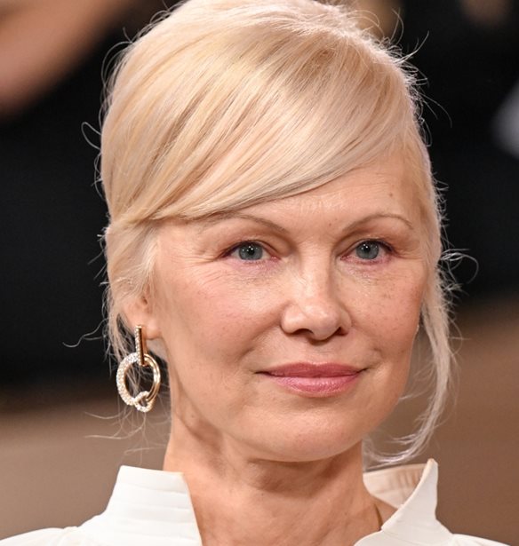 Pamela Anderson | Επέστρεψε στα signature πλατινέ μαλλιά της και έκλεψε την παράσταση στις Χρυσές Σφαίρες