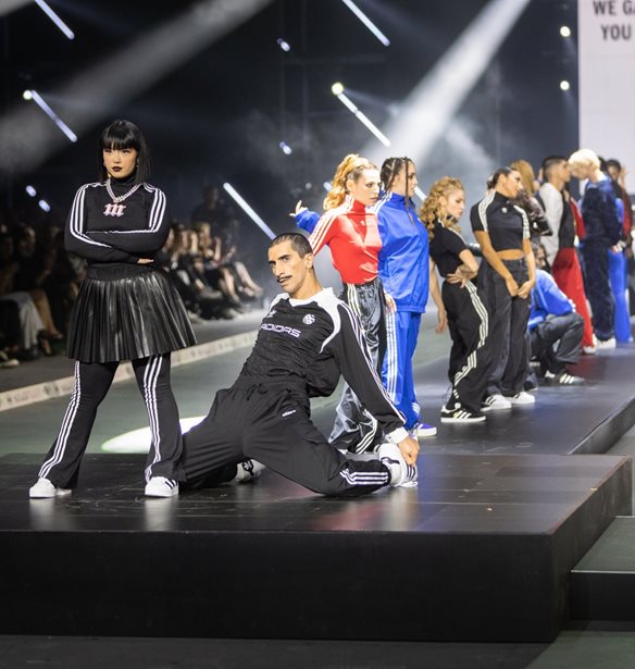 &#x3A4;&#x3B1; 3 Stripes &#x3C4;&#x3B7;&#x3C2; adidas | &#x388;&#x3BD;&#x3B1;&#x3C2; &#x3BC;&#x3CD;&#x3B8;&#x3BF;&#x3C2; &#x3C3;&#x3C4;&#x3B7; &#x3C3;&#x3BA;&#x3B7;&#x3BD;&#x3AE; &#x3C4;&#x3BF;&#x3C5; MadWalk23