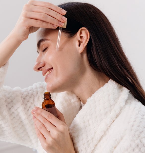 Ο εμβληματικός ορός που ενυδατώνει σε βάθος και σβήνει τις ρυτίδες