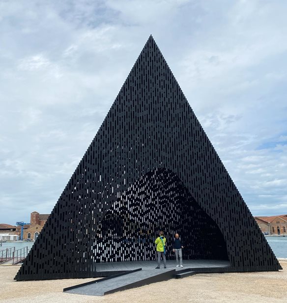 &quot;The Kwae&#x3B5;&quot;, &#x3C4;&#x3BF; &#x3B5;&#x3BD;&#x3C4;&#x3C5;&#x3C0;&#x3C9;&#x3C3;&#x3B9;&#x3B1;&#x3BA;&#x3CC; &#x3AD;&#x3C1;&#x3B3;&#x3BF; &#x3C4;&#x3BF;&#x3C5; David Adjaye &#x3C3;&#x3C4;&#x3B7; &#x3C6;&#x3B5;&#x3C4;&#x3B9;&#x3BD;&#x3AE; &#x39C;&#x3C0;&#x3B9;&#x3B5;&#x3BD;&#x3AC;&#x3BB;&#x3B5; &#x391;&#x3C1;&#x3C7;&#x3B9;&#x3C4;&#x3B5;&#x3BA;&#x3C4;&#x3BF;&#x3BD;&#x3B9;&#x3BA;&#x3AE;&#x3C2; &#x3C4;&#x3B7;&#x3C2; &#x392;&#x3B5;&#x3BD;&#x3B5;&#x3C4;&#x3AF;&#x3B1;&#x3C2;