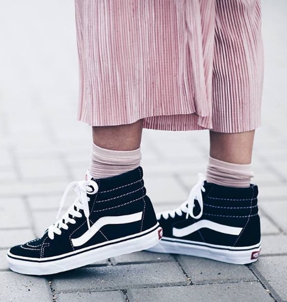 Μόδα Street Style02.02.2017 High top sneakers: Δες πώς θα συνδυάσεις τα sneakers μποτάκια