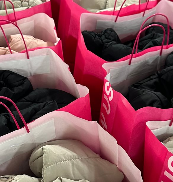 &#x39F; &#x38C;&#x3BC;&#x3B9;&#x3BB;&#x3BF;&#x3C2; Intrafashion &#x3C0;&#x3C1;&#x3BF;&#x3C3;&#x3C6;&#x3AD;&#x3C1;&#x3B5;&#x3B9; &#x3C1;&#x3BF;&#x3CD;&#x3C7;&#x3B1; &#x3C3;&#x3C4;&#x3BF; &quot;&#x3A7;&#x3B1;&#x3BC;&#x3CC;&#x3B3;&#x3B5;&#x3BB;&#x3BF; &#x3C4;&#x3BF;&#x3C5; &#x3A0;&#x3B1;&#x3B9;&#x3B4;&#x3B9;&#x3BF;&#x3CD;&quot;