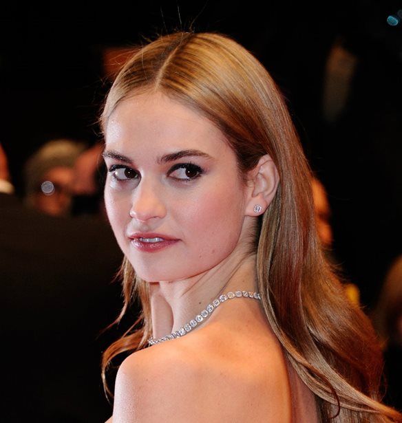 &#x3A4;&#x3BF; &#x3BA;&#x3BF;&#x3BC;&#x3C8;&#x3CC; updo &#x3C4;&#x3B7;&#x3C2; Lily James &#x3B8;&#x3B1; &#x3C3;&#x3B5; &#x3C0;&#x3B5;&#x3AF;&#x3C3;&#x3B5;&#x3B9; &#x3BD;&#x3B1; &#x3BC;&#x3B7;&#x3BD; &#x3B1;&#x3C3;&#x3C7;&#x3BF;&#x3BB;&#x3B7;&#x3B8;&#x3B5;&#x3AF;&#x3C2; &#x3BA;&#x3B1;&#x3B9; &#x3C0;&#x3BF;&#x3BB;&#x3CD; &#x3BC;&#x3B5; &#x3C4;&#x3B1; &#x3BC;&#x3B1;&#x3BB;&#x3BB;&#x3B9;&#x3AC; &#x3C3;&#x3BF;&#x3C5; &#x3B1;&#x3C5;&#x3C4;&#x3AD;&#x3C2; &#x3C4;&#x3B9;&#x3C2; &#x3B3;&#x3B9;&#x3BF;&#x3C1;&#x3C4;&#x3AD;&#x3C2;!