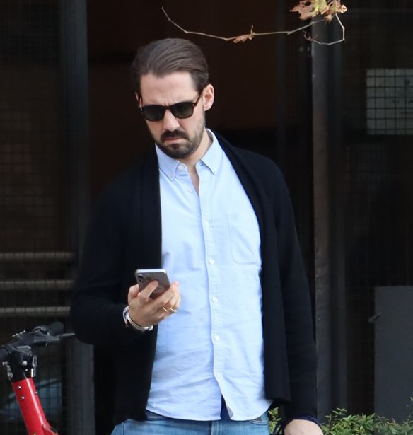 Φίλιππος Ντε Γκρες | Χωρίς τη Nina Flohr σε σπάνια casual βόλτα στην Αθήνα