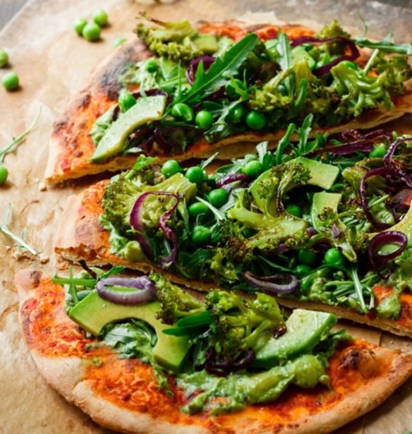 Pizza &#x3BC;&#x3B5; &#x3B1;&#x3B2;&#x3BF;&#x3BA;&#x3AC;&#x3BD;&#x3C4;&#x3BF; &#x3BA;&#x3B1;&#x3B9; pesto &#x3C1;&#x3CC;&#x3BA;&#x3B1;&#x3C2; &#x3B1;&#x3C0;&#x3CC; &#x3C4;&#x3B7; &#x392;&#x3AF;&#x3BA;&#x3C5; &#x3A0;&#x3B1;&#x3C3;&#x3C7;&#x3AC;&#x3BB;&#x3B7; (&#x3BC;&#x3CC;&#x3BD;&#x3BF; &#x3BC;&#x3B5; 250 &#x3B8;&#x3B5;&#x3C1;&#x3BC;&#x3AF;&#x3B4;&#x3B5;&#x3C2;)