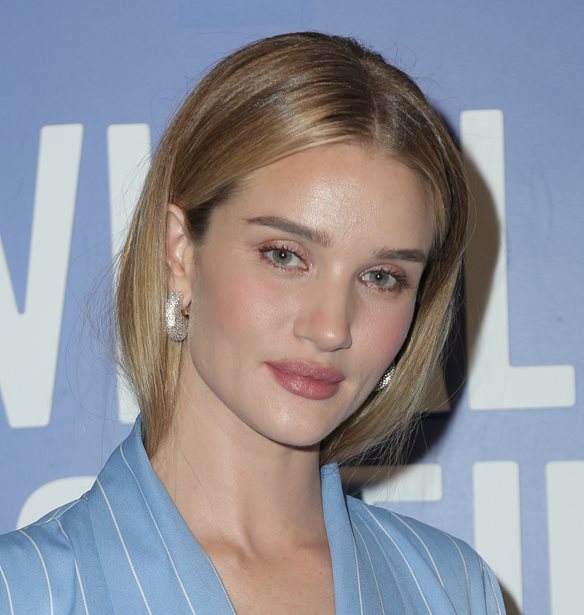&#x397; Rosie Huntington-Whiteley &#x3AD;&#x3BA;&#x3B1;&#x3BD;&#x3B5; &#x3AD;&#x3BD;&#x3B1; &#x3C6;&#x3B1;&#x3BD;&#x3C4;&#x3B1;&#x3C3;&#x3C4;&#x3B9;&#x3BA;&#x3CC; pyjama look