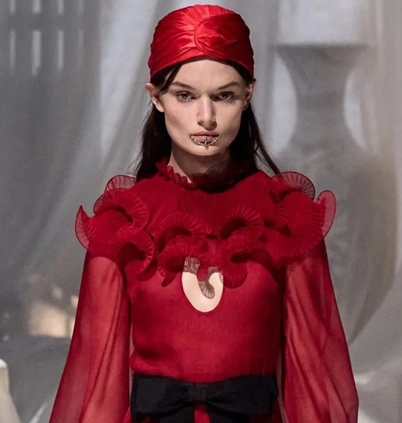 PFW | &#x3A4;&#x3BF; &#x3BD;&#x3C4;&#x3B5;&#x3BC;&#x3C0;&#x3BF;&#x3CD;&#x3C4;&#x3BF; &#x3C4;&#x3BF;&#x3C5; Alessandro Michele &#x3C3;&#x3C4;&#x3BF;&#x3BD; &#x3BF;&#x3AF;&#x3BA;&#x3BF; Valentino &#x3AE;&#x3C4;&#x3B1;&#x3BD; &#x3BA;&#x3B1;&#x3BB;&#x3CD;&#x3C4;&#x3B5;&#x3C1;&#x3BF; &#x3B1;&#x3C0;&#x3CC; &#x3CC;,&#x3C4;&#x3B9; &#x3C0;&#x3B5;&#x3C1;&#x3B9;&#x3BC;&#x3AD;&#x3BD;&#x3B1;&#x3BC;&#x3B5;