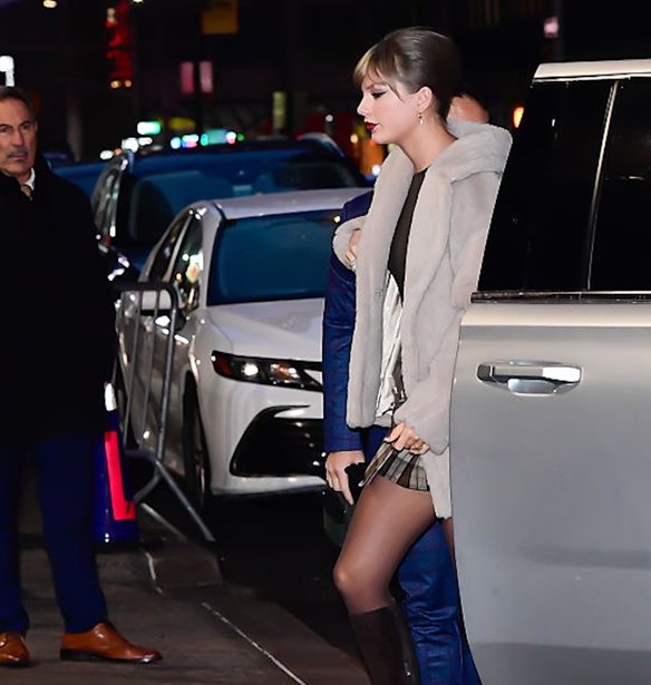 Taylor Swift | &#x397; &#x3C4;&#x3BF;&#x3BB;&#x3BC;&#x3B7;&#x3C1;&#x3AE; &#x3B5;&#x3BC;&#x3C6;&#x3AC;&#x3BD;&#x3B9;&#x3C3;&#x3B7; &#x3C3;&#x3C4;&#x3BF; The Late Show &#x3BC;&#x3B5; &#x3C4;&#x3BF;&#x3BD; Stephen Colbert &#x3BC;&#x3B5; mini &#x3B2;&#x3B5;&#x3BB;&#x3BF;&#x3CD;&#x3B4;&#x3B9;&#x3BD;&#x3BF; &#x3C6;&#x3CC;&#x3C1;&#x3B5;&#x3BC;&#x3B1;