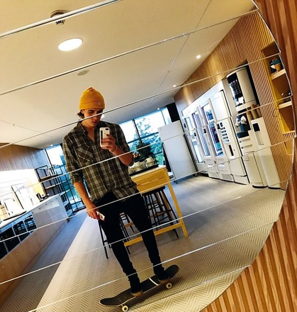 Brooklyn Beckham: &#x395;&#x3C4;&#x3BF;&#x3B9;&#x3BC;&#x3AC;&#x3B6;&#x3B5;&#x3C4;&#x3B1;&#x3B9; &#x3BD;&#x3B1; &#x3BA;&#x3C5;&#x3BA;&#x3BB;&#x3BF;&#x3C6;&#x3BF;&#x3C1;&#x3AE;&#x3C3;&#x3B5;&#x3B9; &#x3B2;&#x3B9;&#x3B2;&#x3BB;&#x3AF;&#x3BF; &#x3BC;&#x3B5; &#x3C6;&#x3C9;&#x3C4;&#x3BF;&#x3B3;&#x3C1;&#x3B1;&#x3C6;&#x3AF;&#x3B5;&#x3C2;!