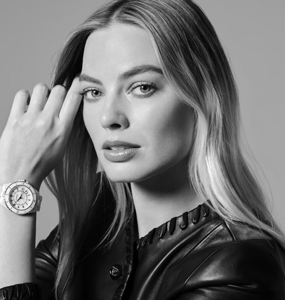 H Margot Robbie &#x3B5;&#x3AF;&#x3BD;&#x3B1;&#x3B9; &#x3C4;&#x3BF; &#x3BD;&#x3AD;&#x3BF; &#x3C0;&#x3C1;&#x3CC;&#x3C3;&#x3C9;&#x3C0;&#x3BF; &#x3C4;&#x3BF;&#x3C5; J12 &#x3C4;&#x3B7;&#x3C2; Chanel
