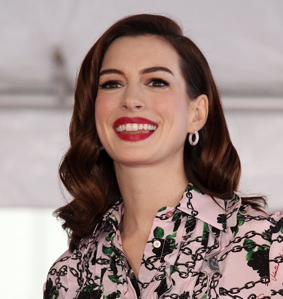 H &#x3B5;&#x3BC;&#x3C6;&#x3AC;&#x3BD;&#x3B9;&#x3C3;&#x3B7; &#x3C4;&#x3B7;&#x3C2; Anne Hathaway &#x3C0;&#x3BF;&#x3C5; &#x3B8;&#x3C5;&#x3BC;&#x3AF;&#x3B6;&#x3B5;&#x3B9; &#x3C4;&#x3BF;&#x3BD; &#x3C1;&#x3CC;&#x3BB;&#x3BF; &#x3C4;&#x3B7;&#x3C2; &#x3C3;&#x3C4;&#x3BF; The Devil Wears Prada