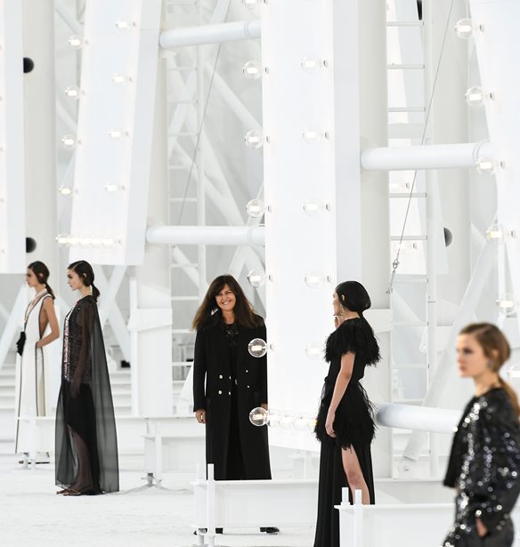 &#x39F; &#x3BF;&#x3AF;&#x3BA;&#x3BF;&#x3C2; Chanel &#x3BA;&#x3C5;&#x3BA;&#x3BB;&#x3BF;&#x3C6;&#x3BF;&#x3C1;&#x3B5;&#x3AF; &#x3C4;&#x3BF; &#x3C0;&#x3C1;&#x3CE;&#x3C4;&#x3BF; podcast &#x3C0;&#x3BF;&#x3C5; &#x3B5;&#x3C3;&#x3C4;&#x3B9;&#x3AC;&#x3B6;&#x3B5;&#x3B9; &#x3C3;&#x3C4;&#x3BF;&#x3BD; &#x3C0;&#x3BF;&#x3BB;&#x3B9;&#x3C4;&#x3B9;&#x3C3;&#x3BC;&#x3CC;