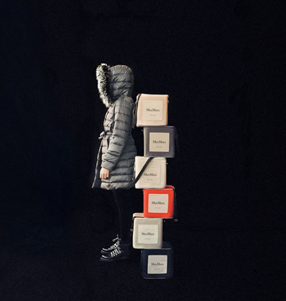 H Max Mara &#x3B3;&#x3B9;&#x3BF;&#x3C1;&#x3C4;&#x3AC;&#x3B6;&#x3B5;&#x3B9; &#x3C4;&#x3B7; 10&#x3B7; &#x3B5;&#x3C0;&#x3AD;&#x3C4;&#x3B5;&#x3B9;&#x3BF; &#x3C4;&#x3B7;&#x3C2; iconic &#x3C3;&#x3C5;&#x3BB;&#x3BB;&#x3BF;&#x3B3;&#x3AE;&#x3C2; The Cube