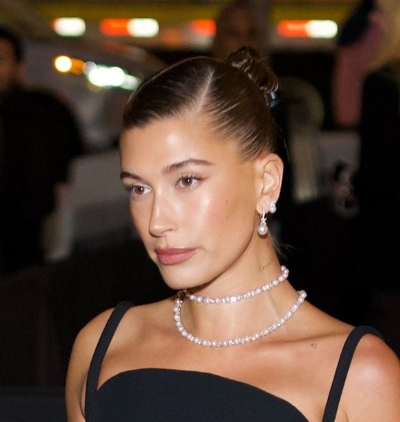 &#x397; Hailey Bieber &#x3B1;&#x3BD;&#x3B1;&#x3BA;&#x3BF;&#x3AF;&#x3BD;&#x3C9;&#x3C3;&#x3B5; &#x3C4;&#x3B7;&#x3BD; &#x3B5;&#x3B3;&#x3BA;&#x3C5;&#x3BC;&#x3BF;&#x3C3;&#x3CD;&#x3BD;&#x3B7; &#x3C4;&#x3B7;&#x3C2;