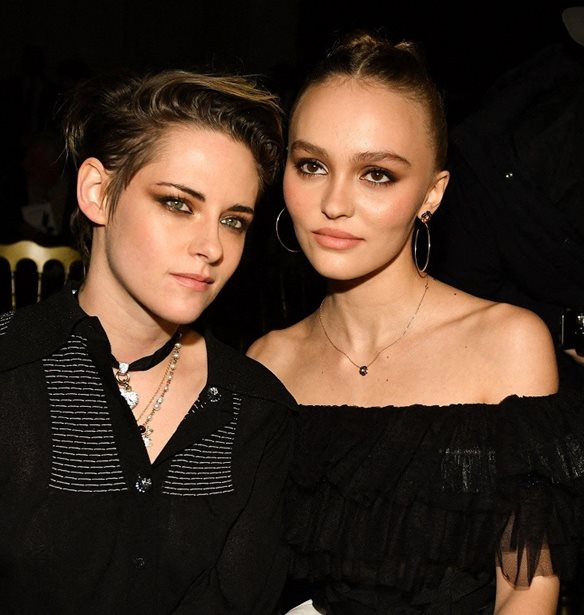 Chanel M&#xE9;tiers d&#x2019;art show | &#x39F;&#x3B9; &#x3C0;&#x3B1;&#x3C3;&#x3AF;&#x3B3;&#x3BD;&#x3C9;&#x3C3;&#x3C4;&#x3B5;&#x3C2; &#x3B3;&#x3C5;&#x3BD;&#x3B1;&#x3AF;&#x3BA;&#x3B5;&#x3C2; &#x3C0;&#x3BF;&#x3C5; &#x3C4;&#x3AF;&#x3BC;&#x3B7;&#x3C3;&#x3B1;&#x3BD; &#x3BC;&#x3B5; &#x3C4;&#x3B7;&#x3BD; &#x3C0;&#x3B1;&#x3C1;&#x3BF;&#x3C5;&#x3C3;&#x3AF;&#x3B1; &#x3C4;&#x3BF;&#x3C5;&#x3C2; &#x3C4;&#x3B7;&#x3BD; &#x3C0;&#x3C1;&#x3CE;&#x3C4;&#x3B7; &#x3C3;&#x3C5;&#x3BB;&#x3BB;&#x3BF;&#x3B3;&#x3AE; &#x3C4;&#x3B7;&#x3C2; Virginie Viard