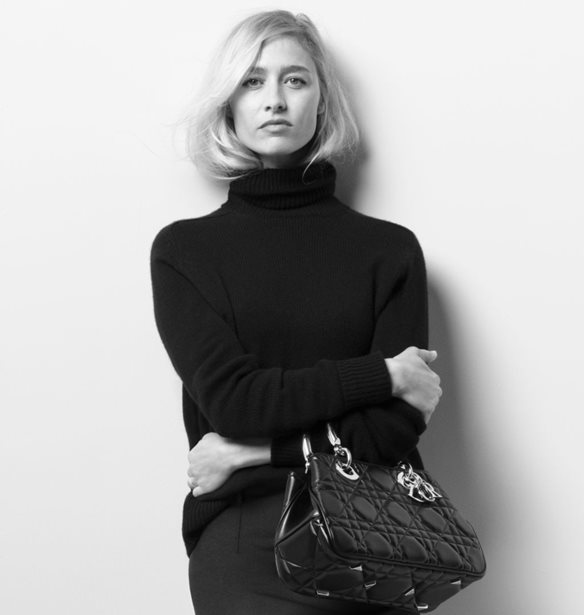Lady 95.22 | &#x397; Beatrice Borromeo &#x3C0;&#x3C1;&#x3C9;&#x3C4;&#x3B1;&#x3B3;&#x3C9;&#x3BD;&#x3B9;&#x3C3;&#x3C4;&#x3B5;&#x3AF; &#x3C3;&#x3C4;&#x3B7; &#x3BD;&#x3AD;&#x3B1; &#x3BA;&#x3B1;&#x3BC;&#x3C0;&#x3AC;&#x3BD;&#x3B9;&#x3B1; &#x3C4;&#x3BF;&#x3C5; &#x3BF;&#x3AF;&#x3BA;&#x3BF;&#x3C5; Dior
