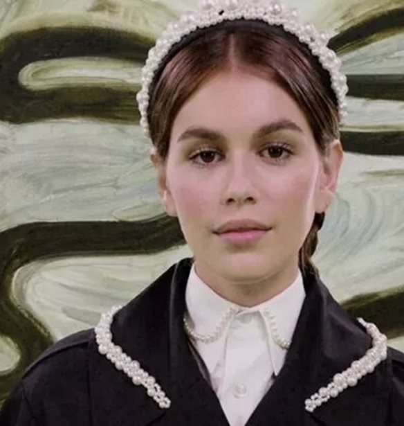 &#x397; Simone Rocha &#x3BA;&#x3B1;&#x3B9; &#x3C4;&#x3B1; &#x397;&amp;&#x39C; &#x3B3;&#x3B9;&#x3BF;&#x3C1;&#x3C4;&#x3AC;&#x3B6;&#x3BF;&#x3C5;&#x3BD; &#x3C4;&#x3B7; &#x3C3;&#x3C5;&#x3BD;&#x3B5;&#x3C1;&#x3B3;&#x3B1;&#x3C3;&#x3AF;&#x3B1; &#x3C4;&#x3BF;&#x3C5;&#x3C2; &#x3BC;&#x3B5; &#x3BC;&#x3B9;&#x3B1; &#x3B5;&#x3BC;&#x3C0;&#x3B5;&#x3B9;&#x3C1;&#x3AF;&#x3B1; &#x3B5;&#x3C0;&#x3B1;&#x3C5;&#x3BE;&#x3B7;&#x3BC;&#x3AD;&#x3BD;&#x3B7;&#x3C2; &#x3C0;&#x3C1;&#x3B1;&#x3B3;&#x3BC;&#x3B1;&#x3C4;&#x3B9;&#x3BA;&#x3CC;&#x3C4;&#x3B7;&#x3C4;&#x3B1;&#x3C2;