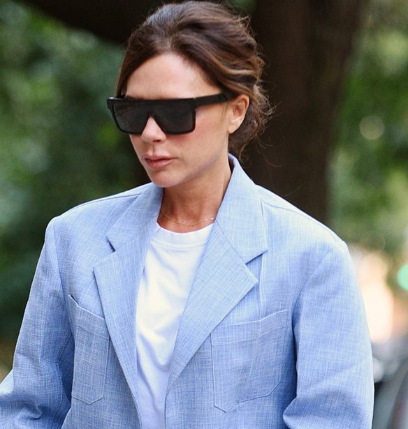 Victoria Beckham: &#x39F;&#x3B9; &#x3BA;&#x3BF;&#x3BC;&#x3C8;&#x3AD;&#x3C2; &#x3B5;&#x3BC;&#x3C6;&#x3B1;&#x3BD;&#x3AF;&#x3C3;&#x3B5;&#x3B9;&#x3C2; &#x3C4;&#x3B7;&#x3C2; &#x3BC;&#x3B5; &#x3BA;&#x3BF;&#x3BC;&#x3BC;&#x3AC;&#x3C4;&#x3B9;&#x3B1; &#x3C0;&#x3BF;&#x3C5; &#x3AD;&#x3C7;&#x3B5;&#x3B9;&#x3C2; &#x3BA;&#x3B9; &#x3B5;&#x3C3;&#x3CD;