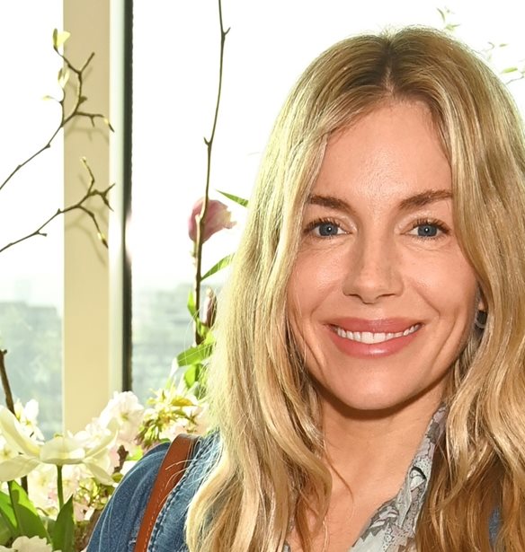 Sienna Miller | &#x397; &#x3B1;&#x3C0;&#x3AF;&#x3C3;&#x3C4;&#x3B5;&#x3C5;&#x3C4;&#x3B7; &#x3BF;&#x3BC;&#x3BF;&#x3B9;&#x3CC;&#x3C4;&#x3B7;&#x3C4;&#x3B1; &#x3BC;&#x3B5; &#x3C4;&#x3B7;&#x3BD; 12&#x3C7;&#x3C1;&#x3BF;&#x3BD;&#x3B7; &#x3BA;&#x3CC;&#x3C1;&#x3B7; &#x3C4;&#x3B7;&#x3C2;