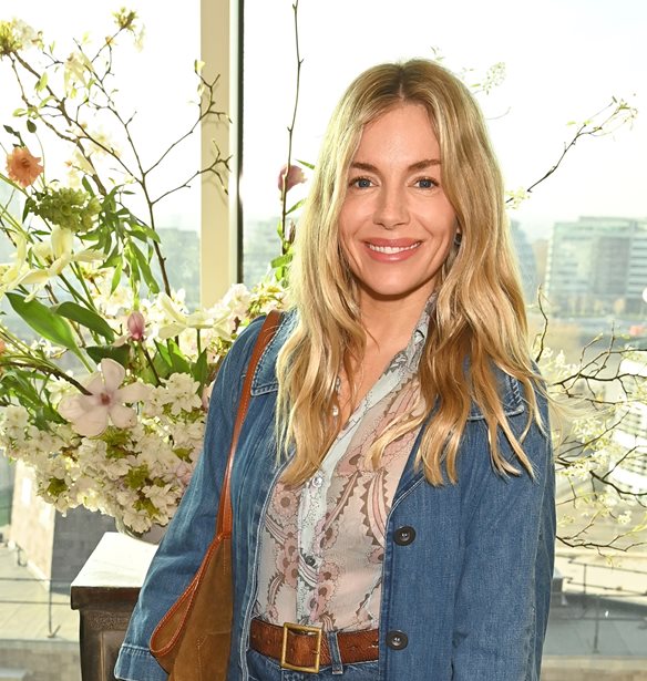 Sienna Miller | &#x397; &#x3B1;&#x3C0;&#x3AF;&#x3C3;&#x3C4;&#x3B5;&#x3C5;&#x3C4;&#x3B7; &#x3BF;&#x3BC;&#x3BF;&#x3B9;&#x3CC;&#x3C4;&#x3B7;&#x3C4;&#x3B1; &#x3BC;&#x3B5; &#x3C4;&#x3B7;&#x3BD; 12&#x3C7;&#x3C1;&#x3BF;&#x3BD;&#x3B7; &#x3BA;&#x3CC;&#x3C1;&#x3B7; &#x3C4;&#x3B7;&#x3C2;