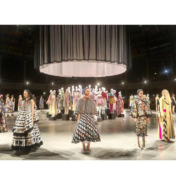 Mary Katrantzou | &#x3A4;&#x3BF; &#x3B5;&#x3C0;&#x3B5;&#x3C4;&#x3B5;&#x3B9;&#x3B1;&#x3BA;&#x3CC; show &#x3C3;&#x3C4;&#x3B7;&#x3BD; &#x395;&#x3B2;&#x3B4;&#x3BF;&#x3BC;&#x3AC;&#x3B4;&#x3B1; &#x39C;&#x3CC;&#x3B4;&#x3B1;&#x3C2; &#x3C4;&#x3BF;&#x3C5; &#x39B;&#x3BF;&#x3BD;&#x3B4;&#x3AF;&#x3BD;&#x3BF;&#x3C5;