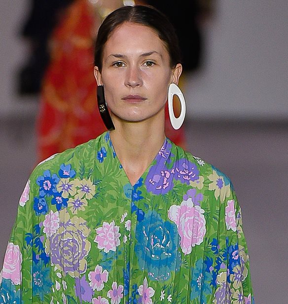 Emma Leth: &#x397; &#x3BC;&#x3BF;&#x3CD;&#x3C3;&#x3B1; &#x3C4;&#x3BF;&#x3C5; Balenciaga &#x3C0;&#x3B1;&#x3BD;&#x3C4;&#x3C1;&#x3B5;&#x3CD;&#x3C4;&#x3B7;&#x3BA;&#x3B5; &#x3BA;&#x3B1;&#x3B9; &#x3AC;&#x3BB;&#x3BB;&#x3B1;&#x3BE;&#x3B5; &#x3BC;&#x3B9;&#x3B1; &#x3B3;&#x3B9;&#x3B1; &#x3C0;&#x3AC;&#x3BD;&#x3C4;&#x3B1; &#x3C4;&#x3BF; bridal &#x3C3;&#x3C4;&#x3C5;&#x3BB;