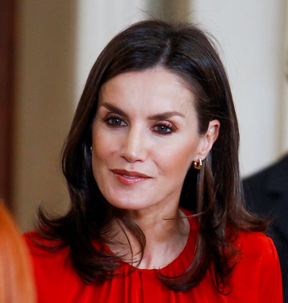 H &#x392;&#x3B1;&#x3C3;&#x3AF;&#x3BB;&#x3B9;&#x3C3;&#x3C3;&#x3B1; Letizia &#x3C6;&#x3CC;&#x3C1;&#x3B5;&#x3C3;&#x3B5; &#x3C4;&#x3BF; &#x3C7;&#x3C1;&#x3CE;&#x3BC;&#x3B1; &#x3C0;&#x3BF;&#x3C5; &#x3B8;&#x3B1; &#x3BA;&#x3C5;&#x3C1;&#x3B9;&#x3B1;&#x3C1;&#x3C7;&#x3AE;&#x3C3;&#x3B5;&#x3B9; &#x3C4;&#x3B7;&#x3BD; &#x3B5;&#x3C0;&#x3CC;&#x3BC;&#x3B5;&#x3BD;&#x3B7; &#x3C3;&#x3B5;&#x3B6;&#x3CC;&#x3BD;