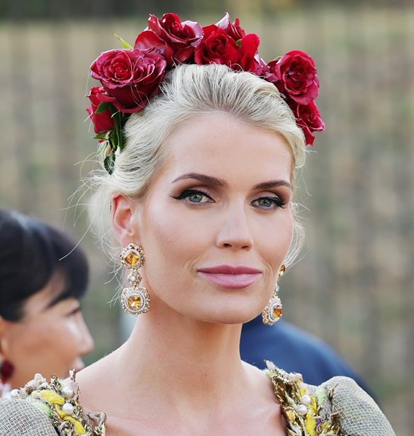 Lady Kitty Spencer | &#x39C;&#x3B5; &#x3C4;&#x3B9;&#x3AC;&#x3C1;&#x3B1; &#x3B1;&#x3C0;&#x3CC; &#x3BA;&#x3CC;&#x3BA;&#x3BA;&#x3B9;&#x3BD;&#x3B1; &#x3C4;&#x3C1;&#x3B9;&#x3B1;&#x3BD;&#x3C4;&#x3AC;&#x3C6;&#x3C5;&#x3BB;&#x3BB;&#x3B1; &#x3B7; &quot;&#x3BC;&#x3BF;&#x3CD;&#x3C3;&#x3B1;&quot; &#x3C4;&#x3C9;&#x3BD; Dolce &amp; Gabbana &#x3C3;&#x3C4;&#x3BF; show &#x3C4;&#x3BF;&#x3C5;&#x3C2; &#x3C3;&#x3C4;&#x3B7; &#x3A1;&#x3C9;&#x3BC;&#x3B1;&#x3CA;&#x3BA;&#x3AE; &#x391;&#x3B3;&#x3BF;&#x3C1;&#x3AC;