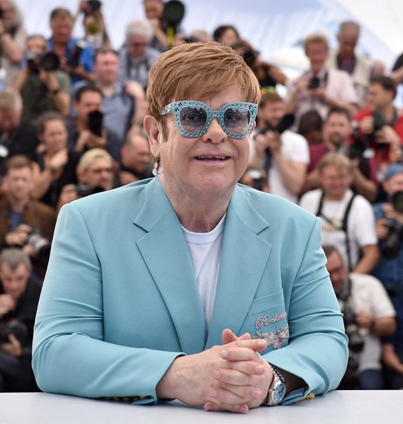 Living Room Concert for America | H &#x3C3;&#x3C5;&#x3BD;&#x3B1;&#x3C5;&#x3BB;&#x3AF;&#x3B1; &#x3C4;&#x3BF;&#x3C5; Elton John &#x3C3;&#x3C5;&#x3B3;&#x3BA;&#x3AD;&#x3BD;&#x3C4;&#x3C1;&#x3C9;&#x3C3;&#x3B5; 1.000.000 &#x3B4;&#x3BF;&#x3BB;. &#x3B3;&#x3B9;&#x3B1; &#x3C4;&#x3BF;&#x3BD; &#x3B1;&#x3B3;&#x3CE;&#x3BD;&#x3B1; &#x3BA;&#x3B1;&#x3C4;&#x3AC; &#x3C4;&#x3BF;&#x3C5; &#x3BA;&#x3BF;&#x3C1;&#x3BF;&#x3BD;&#x3BF;&#x3CA;&#x3BF;&#x3CD;