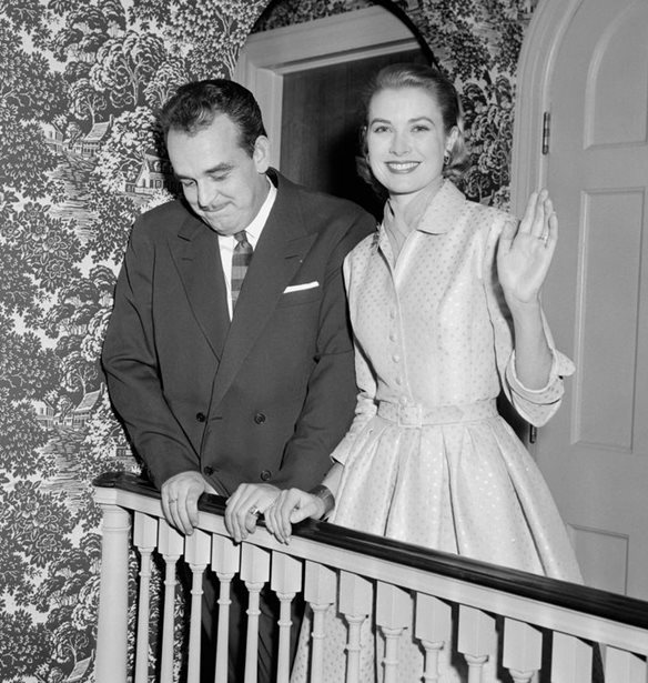 H Grace Kelly &#x3C6;&#x3CC;&#x3C1;&#x3B5;&#x3C3;&#x3B5; &#x3AD;&#x3BD;&#x3B1; &#x3B4;&#x3B5;&#x3CD;&#x3C4;&#x3B5;&#x3C1;&#x3BF;, &#x3C1;&#x3BF;&#x3B6; &#x3BD;&#x3C5;&#x3C6;&#x3B9;&#x3BA;&#x3CC; &#x3C4;&#x3B7;&#x3BD; &#x3B7;&#x3BC;&#x3AD;&#x3C1;&#x3B1; &#x3C4;&#x3BF;&#x3C5; &#x3B3;&#x3AC;&#x3BC;&#x3BF;&#x3C5; &#x3C4;&#x3B7;&#x3C2;