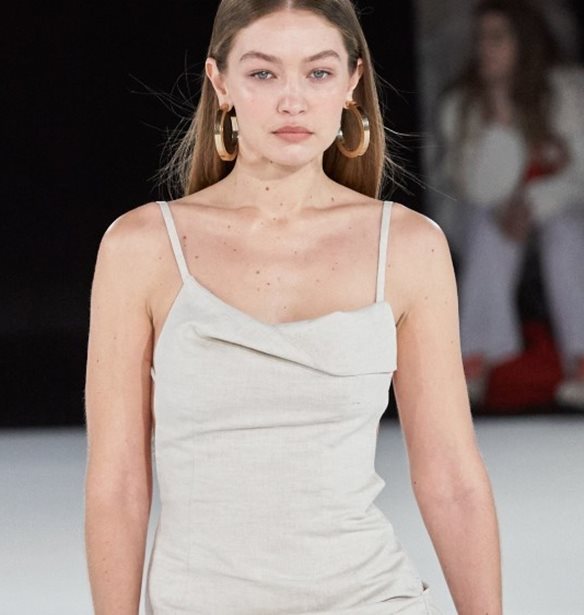 H Gigi Hadid &#x3B5;&#x3C0;&#x3AD;&#x3C3;&#x3C4;&#x3C1;&#x3B5;&#x3C8;&#x3B5; &#x3C3;&#x3C4;&#x3B9;&#x3C2; &#x3C0;&#x3B1;&#x3C3;&#x3B1;&#x3C1;&#x3AD;&#x3BB;&#x3B5;&#x3C2;