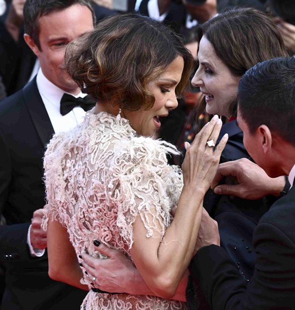 Halle Berry | To &#x3C3;&#x3AD;&#x3BE;&#x3B9; &#x3B1;&#x3C4;&#x3CD;&#x3C7;&#x3B7;&#x3BC;&#x3B1; &#x3C0;&#x3BF;&#x3C5; &#x3B5;&#x3AF;&#x3C7;&#x3B5; &#x3BC;&#x3B5; &#x3C4;&#x3BF; &#x3BC;&#x3B1;&#x3B3;&#x3B9;&#x3CC; &#x3C4;&#x3B7;&#x3C2; &#x3C3;&#x3B5; &#x3C3;&#x3BF;&#x3C5;&#x3AF;&#x3C4;&#x3B1; &#x3BE;&#x3B5;&#x3BD;&#x3BF;&#x3B4;&#x3BF;&#x3C7;&#x3B5;&#x3AF;&#x3BF;&#x3C5;