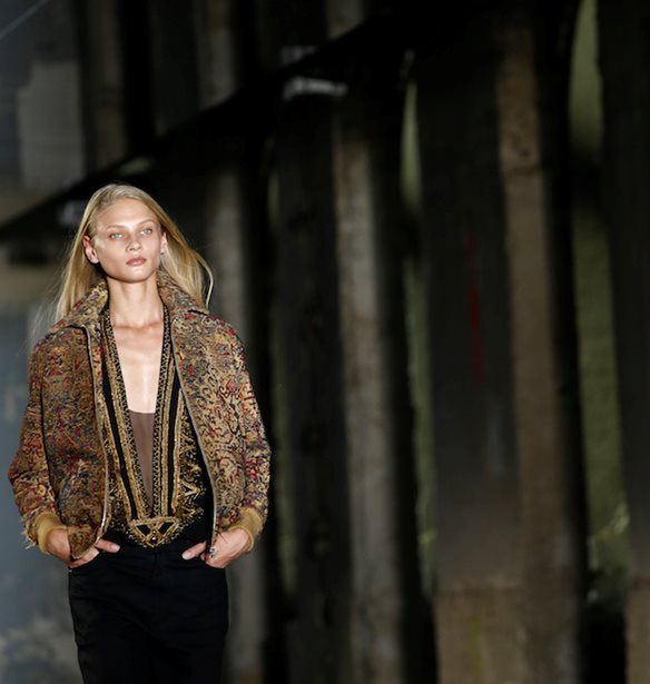 &#x39F; &#x3BF;&#x3AF;&#x3BA;&#x3BF;&#x3C2; Saint Laurent &#x3B5;&#x3C0;&#x3B5;&#x3BD;&#x3B4;&#x3CD;&#x3B5;&#x3B9; &#x3C3;&#x3C4;&#x3B7; &#x3BD;&#x3AD;&#x3B1; &#x3B3;&#x3B5;&#x3BD;&#x3B9;&#x3AC; &#x3C3;&#x3C7;&#x3B5;&#x3B4;&#x3B9;&#x3B1;&#x3C3;&#x3C4;&#x3CE;&#x3BD;