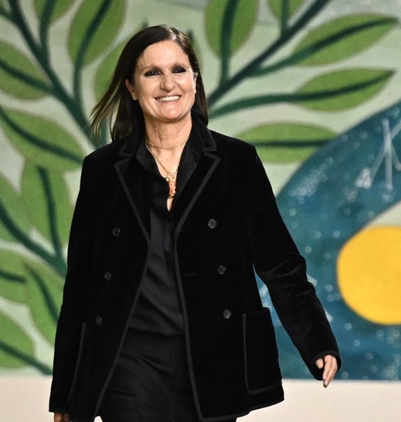 &#x397; Maria Grazia Chiuri &#x3B1;&#x3C0;&#x3BF;&#x3C7;&#x3C9;&#x3C1;&#x3B5;&#x3AF; &#x3B1;&#x3C0;&#x3CC; &#x3C4;&#x3BF;&#x3BD; &#x3BF;&#x3AF;&#x3BA;&#x3BF; Dior &#x3BC;&#x3B5;&#x3C4;&#x3AC; &#x3B1;&#x3C0;&#x3CC; &#x3B5;&#x3BD;&#x3BD;&#x3AD;&#x3B1; &#x3C7;&#x3C1;&#x3CC;&#x3BD;&#x3B9;&#x3B1;