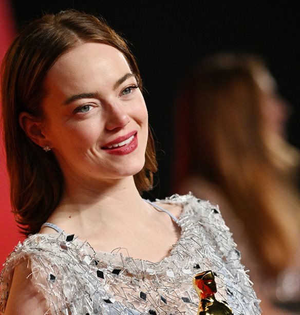 Kinds of Kindness | &#x397; &#x3B1;&#x3C0;&#x3C1;&#x3CC;&#x3C3;&#x3BC;&#x3B5;&#x3BD;&#x3B7; &#x3C3;&#x3CD;&#x3BD;&#x3B4;&#x3B5;&#x3C3;&#x3B7; &#x3C4;&#x3B7;&#x3C2; Emma Stone &#x3BC;&#x3B5; &#x3AD;&#x3BD;&#x3B1;&#x3BD; &#x3B1;&#x3C0;&#x3CC; &#x3C4;&#x3BF;&#x3C5;&#x3C2; &#x3C3;&#x3C5;&#x3BC;&#x3C0;&#x3C1;&#x3C9;&#x3C4;&#x3B1;&#x3B3;&#x3C9;&#x3BD;&#x3B9;&#x3C3;&#x3C4;&#x3AD;&#x3C2; &#x3C4;&#x3B7;&#x3C2;