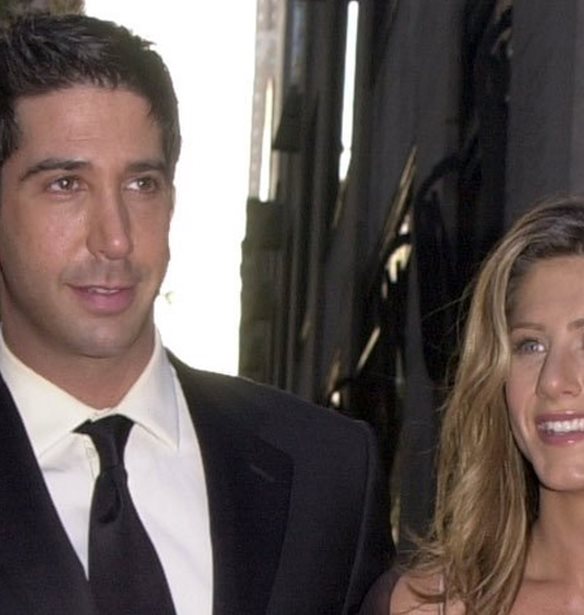 Jennifer Aniston - David Schwimmer | &#x39E;&#x3B1;&#x3BD;&#x3AC; &#x3BC;&#x3B1;&#x3B6;&#x3AF; &#x3C3;&#x3C4;&#x3B7; &#x3BC;&#x3B9;&#x3BA;&#x3C1;&#x3AE; &#x3BF;&#x3B8;&#x3CC;&#x3BD;&#x3B7;