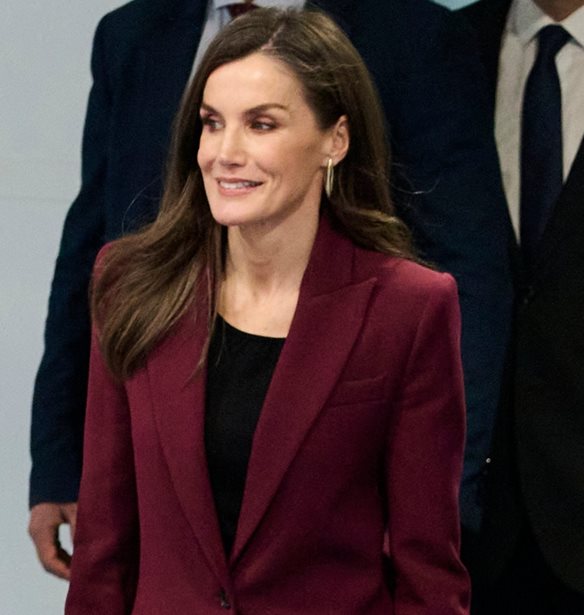 Letizia &#x3C4;&#x3B7;&#x3C2; &#x399;&#x3C3;&#x3C0;&#x3B1;&#x3BD;&#x3AF;&#x3B1;&#x3C2; | &#x397; &#x3B5;&#x3BC;&#x3C6;&#x3AC;&#x3BD;&#x3B9;&#x3C3;&#x3B7; &#x3BC;&#x3B5; &#x3C3;&#x3C4;&#x3B9;&#x3BB;&#x3AC;&#x3C4;&#x3B1; loafers &#x3B1;&#x3C0;&#x3CC; &#x3C4;&#x3B7; Massimo Dutti