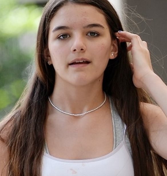 &#x397; Suri Cruise &#x3BC;&#x3B5; &#x3B2;&#x3C1;&#x3B1;&#x3B4;&#x3B9;&#x3BD;&#x3CC; &#x3C6;&#x3CC;&#x3C1;&#x3B5;&#x3BC;&#x3B1; &#x3C3;&#x3C4;&#x3BF; &#x3C7;&#x3BF;&#x3C1;&#x3CC; &#x3C4;&#x3BF;&#x3C5; &#x3C3;&#x3C7;&#x3BF;&#x3BB;&#x3B5;&#x3AF;&#x3BF;&#x3C5; &#x3C4;&#x3B7;&#x3C2;