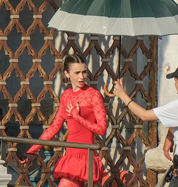 Emily in Athens | &#x397; &#x3BA;&#x3B1;&#x3BB;&#x3BF;&#x3BA;&#x3B1;&#x3B9;&#x3C1;&#x3B9;&#x3BD;&#x3AE; &#x3B5;&#x3BC;&#x3C6;&#x3AC;&#x3BD;&#x3B9;&#x3C3;&#x3B7; &#x3C4;&#x3B7;&#x3C2; Lily Collins &#x3BC;&#x3B5; &#x3C0;&#x3B1;&#x3C1;&#x3B5;&#x3CC; &#x3C3;&#x3C4;&#x3B7;&#x3BD; &#x395;&#x3BB;&#x3BB;&#x3AC;&#x3B4;&#x3B1;