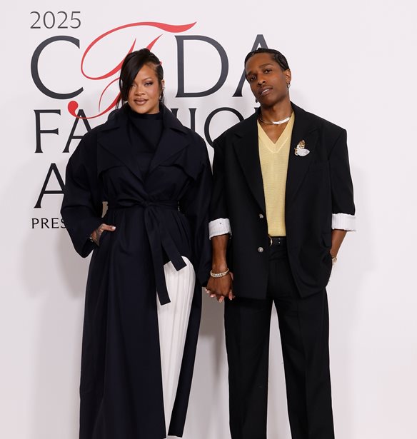 Rihanna | &#x3A0;&#x3C1;&#x3CE;&#x3C4;&#x3B7; &#x3B5;&#x3BC;&#x3C6;&#x3AC;&#x3BD;&#x3B9;&#x3C3;&#x3B7; &#x3C3;&#x3C4;&#x3BF; &#x3BA;&#x3CC;&#x3BA;&#x3BA;&#x3B9;&#x3BD;&#x3BF; &#x3C7;&#x3B1;&#x3BB;&#x3AF; &#x3BC;&#x3B5;&#x3C4;&#x3AC; &#x3C4;&#x3B7; &#x3B3;&#x3AD;&#x3BD;&#x3BD;&#x3B7;&#x3C3;&#x3B7; &#x3C4;&#x3B7;&#x3C2; &#x3BA;&#x3CC;&#x3C1;&#x3B7;&#x3C2; &#x3C4;&#x3B7;&#x3C2;