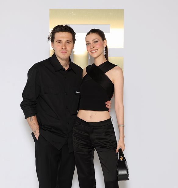 &#x397; &#x3B3;&#x3B1;&#x3BC;&#x3AE;&#x3BB;&#x3B9;&#x3B1; &#x3B1;&#x3BD;&#x3B1;&#x3C4;&#x3B1;&#x3C1;&#x3B1;&#x3C7;&#x3AE; &#x3C4;&#x3B7;&#x3C2; Nicola Peltz &#x3B1;&#x3C0;&#x3BF;&#x3BA;&#x3B1;&#x3BB;&#x3CD;&#x3C6;&#x3B8;&#x3B7;&#x3BA;&#x3B5;