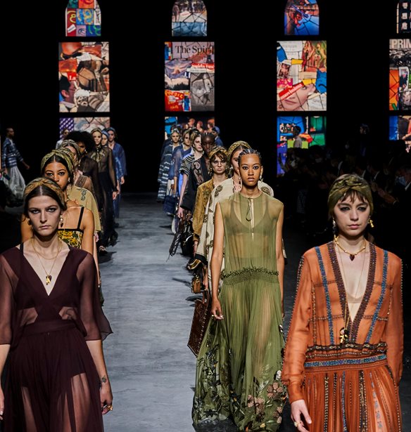 Η Maria Grazia Chiuri παρουσίασε την SS21 συλλογή του Dior σε ένα ατμοσφαιρικό σκηνικό