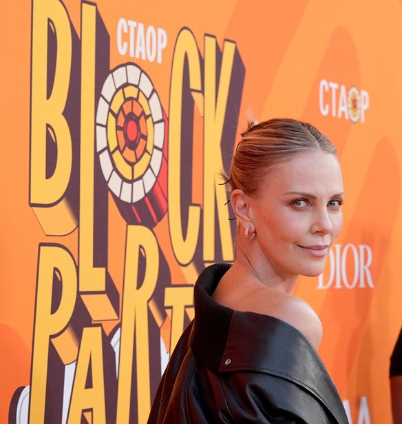 &quot;&#x389;&#x3C4;&#x3B1;&#x3BD; &#x3C5;&#x3C0;&#x3AD;&#x3C1;&#x3BF;&#x3C7;&#x3BF;!&quot; : &#x397; Charlize Theron &#x3BC;&#x3B9;&#x3BB;&#x3AC;&#x3B5;&#x3B9; &#x3B1;&#x3BD;&#x3BF;&#x3B9;&#x3C7;&#x3C4;&#x3AC; &#x3B3;&#x3B9;&#x3B1; &#x3C4;&#x3B7;&#x3BD; &#x3C0;&#x3B5;&#x3C1;&#x3B9;&#x3C0;&#x3AD;&#x3C4;&#x3B5;&#x3B9;&#x3B1; &#x3BC;&#x3B9;&#x3B1;&#x3C2; &#x3BD;&#x3CD;&#x3C7;&#x3C4;&#x3B1;&#x3C2; &#x3BC;&#x3B5; 26&#x3C7;&#x3C1;&#x3BF;&#x3BD;&#x3BF; &#x3AC;&#x3BD;&#x3C4;&#x3C1;&#x3B1;