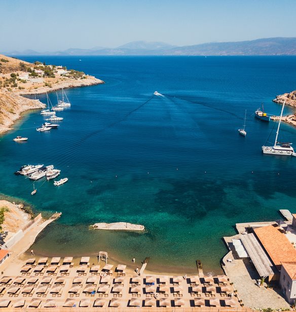 Grand Opening | T&#x3BF; &#x3BA;&#x3BF;&#x3C3;&#x3BC;&#x3BF;&#x3C0;&#x3BF;&#x3BB;&#x3AF;&#x3C4;&#x3B9;&#x3BA;&#x3BF; &#x3BD;&#x3B7;&#x3C3;&#x3AF; &#x3C4;&#x3B7;&#x3C2; &#x38E;&#x3B4;&#x3C1;&#x3B1;&#x3C2; &#x3B1;&#x3C0;&#x3BF;&#x3BA;&#x3C4;&#x3AC; &#x3AD;&#x3BD;&#x3B1; &#x3BD;&#x3AD;&#x3BF; &#x3C7;&#x3CE;&#x3C1;&#x3BF; &#x3C4;&#x3AD;&#x3C7;&#x3BD;&#x3B7;&#x3C2; &#x3C3;&#x3C4;&#x3BF; Mandraki Beach Resort